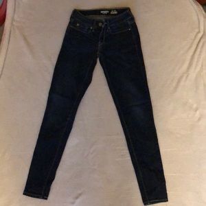 Levi’s Denizen low-rise jeggings